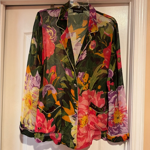 Floral collared button down blouse with flair! - Picture 2 of 5
